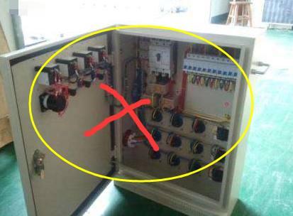 老電工把配電箱安裝在墻內。曬太陽太聰明了。
