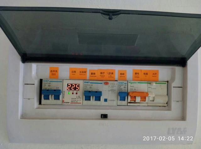 跟著師傅學(xué)做配電箱，看到師傅的手藝，我不好意思開始